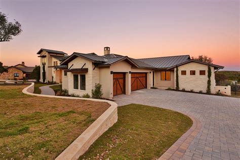 metal roofs on stucco houses|exterior stucco wall.